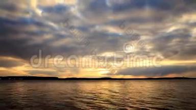 湖岸的水面上日落，天空乌云密布
